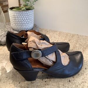 Fidji Black Leather Heels Size 8 (39)